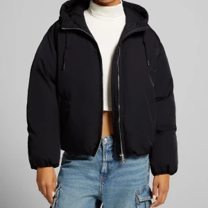 Bershka svart puffer jacka - Bershka puffer jacka med luva. Använda 1 gång. Nypris 629kr.
