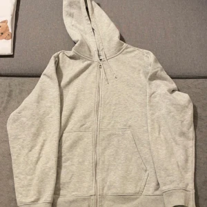 Grå zip up  - Aldrig använd. Lite baggy fit. Storlek L