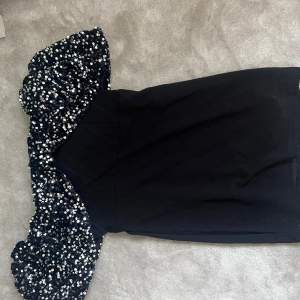 Superfin svart klänning med off shoulder glitter detaljer! Superfin och aldrig använd!💕💕👌🏼