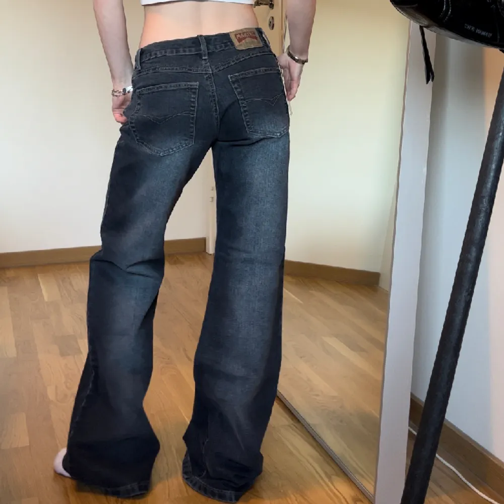Med lapp kvar (:   Midja 36cm tvärs över Innerbenslängd 80cm. Jeans & Byxor.