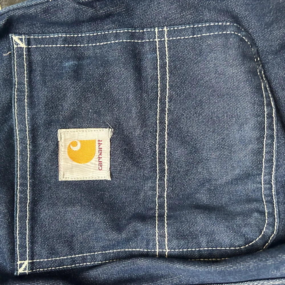 Carhartt Simple Pants Denim   Använda fåtalet gånger - mycket bra skick!  Unisex modell - passar mig som är 180cm lång. . Jeans & Byxor.