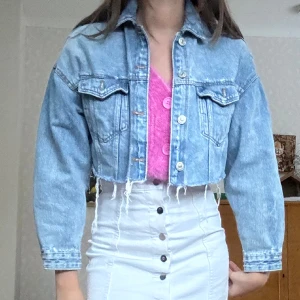 Croppad jeansjacka - Croppad jeansjacka