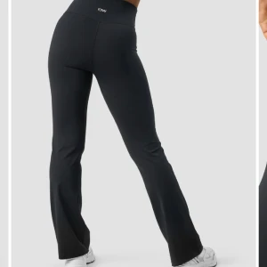 Träningstights flared  - Säljer mina svarta flared träningsbyxa ifrån ican i Will, dom är använda 3-4 gånger . Så i väldigt bra skick, inga defekter. Orginalpris 799kr