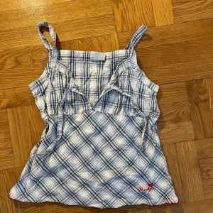 Rutigt linne - Supergulliga rutigt linne, köpt second hand men i toppenskick! Går att knyta men lika snygg att ha ”öppen”. Passar mig som brukar ha S