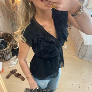 Topp - SUPER snygg volang topp!!