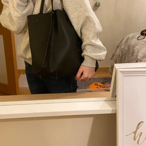 Väska (H&M)🖤 - Svart stor väska från H&M, nästa aldrig använd!🖤❤️ Lite skadad inuti men inte som syns så mycket!!❤️❤️ Köpt för 400kr❤️ säljer för 120kr!❤️
