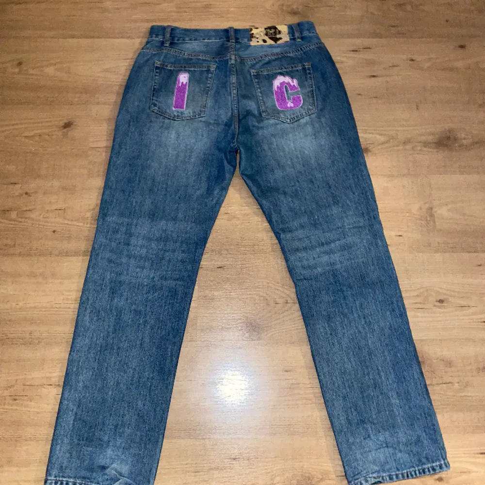 Bbc jeans i väldigt bra skick, köpta i USA men kvitto och tags finns kvar. Skriv om du har frågor. W33 L32. Priset är ej hugget i sten. . Jeans & Byxor.