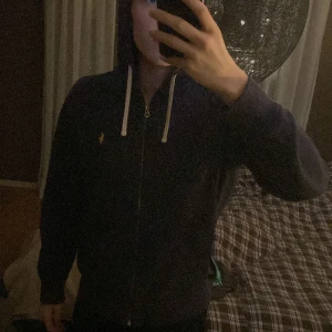 Ralph lauren tjocktröja - Hej! Säljer min tjocktröja då den inte kommer till användning längre. Storlek M. Jag är 184 och ganska smal och den passar mig galant. Pris kan diskuteras