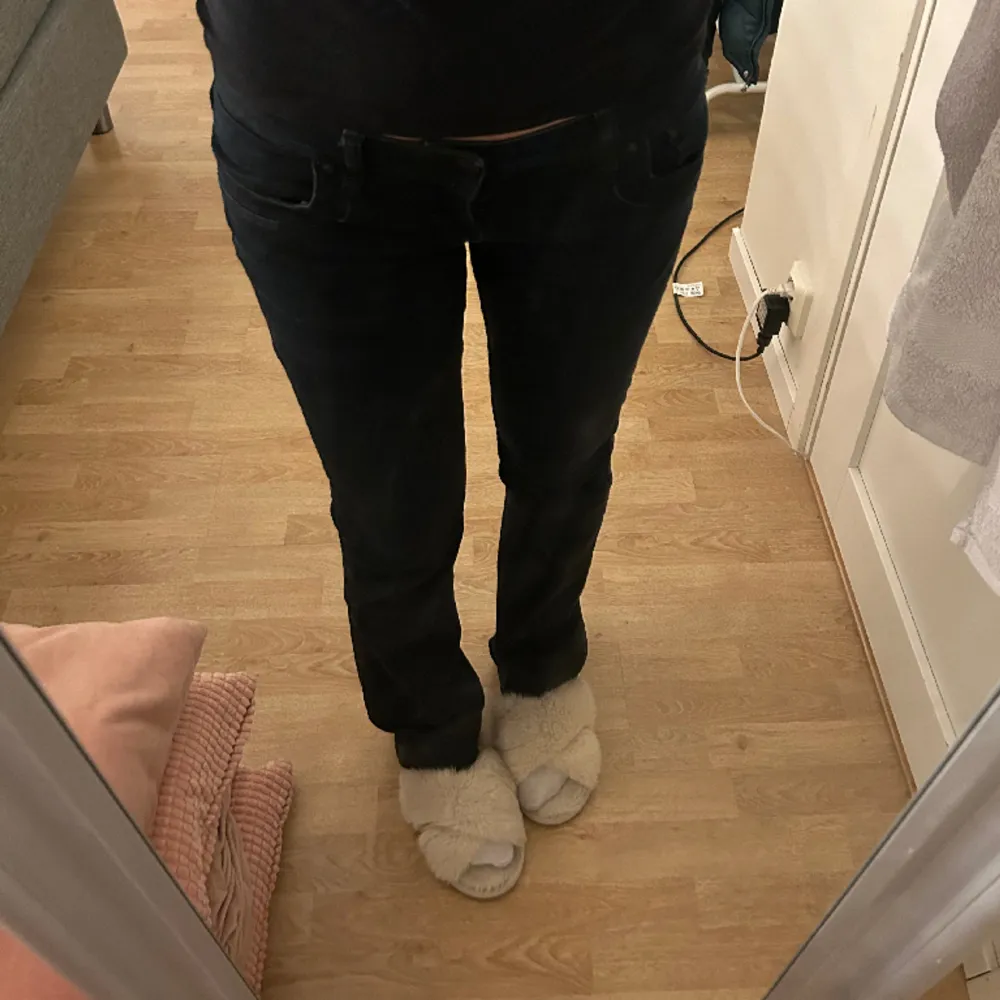intressekoll på mina nattblåa ltb jeans! Helt slutsålda. Storlek 25 längd 32. Har sprättat upp de där nere men man kan sy upp dom igen!. Jeans & Byxor.