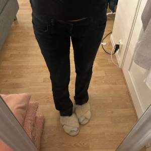 intressekoll på mina nattblåa ltb jeans! Helt slutsålda. Storlek 25 längd 32. Har sprättat upp de där nere men man kan sy upp dom igen!