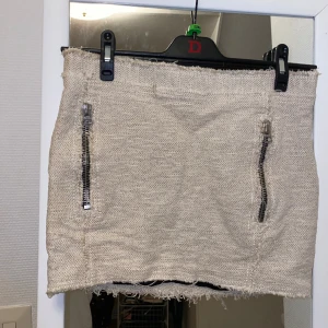 ACNE STUDIOS KJOL - Unik Acne studios kjol i storlek S. Bara använd en gång och sitter jätte fint. 