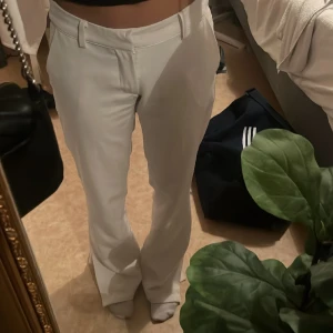 Bikbok kostymbyxor vita - Säljer dessa vita kostymbyxor från bikbok i modellen Vera som inte säljs längre. Säljer de pågrund av att de är för stora på mig. Inga defekter och är i bra skick. Storleken är 34. Pris kan diskuteras. Nypris 499. Skriv privat om ni vill ha fler bilder!🩷