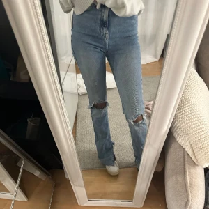 Jeans - Nya jeans med slits och slitningar ifrån Zara. Storlek 32 men passar mig som vanligtvis har 32-34