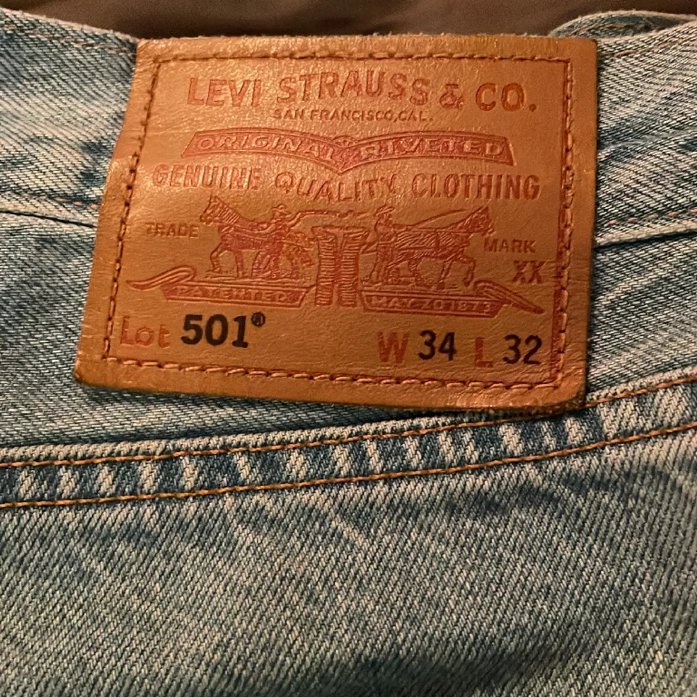 Sköna levis 501 jeans som tyvärr är snäppet för stora på mig.  Knappt använda. Nypris 1299kr. Jeans & Byxor.