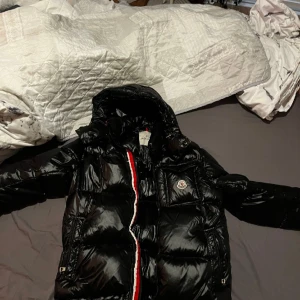 Moncler jacka dam - Hjälper min mamma sälja sin jacka som hon fick i julklapp då den va för liten. Den är i storlek M och är använd ett fåtal gånger. Kan gå ner i pris vid snabb affär.