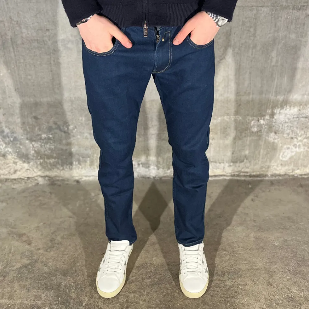 Replay anbass jeans i färgen blå. Storlek 32/30 och modellen på bilden är 182 cm. Fint skick, köp för endast 599kr . Jeans & Byxor.