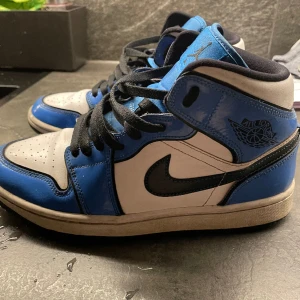 Jordan 1 signal blue - Säljer domhär skorna för använder dom aldrig längre😃
