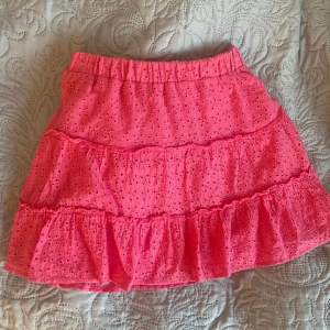 En rosa kjol köpt från newyorker. Bra skick då jag inte använt så många gånger. Sista bilden visar att den har ett till tyg under. Skicka om fler bilder eller prisförslag 💗