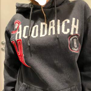 Hoodrich hoodie som ej används längre, inga fläckar. Ord spris för hoodie är 800kr, varan finns ej att köpa mer därav pris. Storlek S. Köpt på herr avdelning med passar båda kön. 