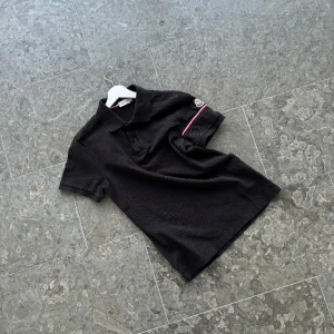 Moncler pike - Säljer denna moncler pike | storlek small | skick: 9/10 | OG: inget | pris: 799kr | frågor? Tvek inte på att kontakta oss