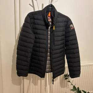 Parajumper jacka - Mycket bra skick. Storlek XL men passar även L. Ca 4400 kr nypris. Skriv om ni har frågor.  vill bli av med jackan. 