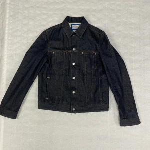 ACNE STUDIOS. Jeansjacka - Helt ny jeansjacka från ACNE. Aldrig använd och i perfekt skick.