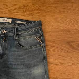 Säljer nu dessa feta replay jeans då jag inte använder de längre! Skick 10/10 inga defekter alls, storlek 30/30 och nypris är 1799kr och mitt pris 599! 😁