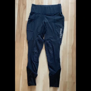 Ridbyxor  - Ridbyxor/leggings från equipage, marinblå fina perfekt på sommaren. Ett igensytt hål som knappt syns, skriv om du vill ha bild eller vid fler frågor!