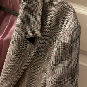 Kavaj  - Jättefin kavaj med fint mönster. Använd men inte synligt slitage 💞