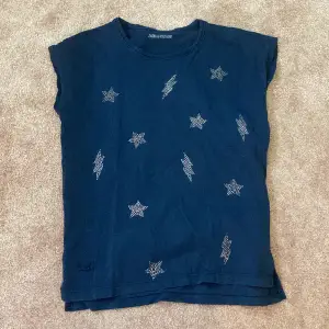 Mörkblå zadig tröja som är i storlek 16-M med Stjärnmotiv 😊