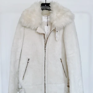 ZARA vit pälsjacka - ZARA vit pälsjacka i storlek XS. Oanvänd med prislapp kvar. Ord.pris 1399kr 