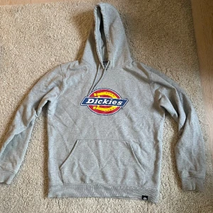 Dickies hoodie - Storlek M. Använd men nytvättad utan fläckar. Trycket helt utan nån skada! Pris går att diskuteras