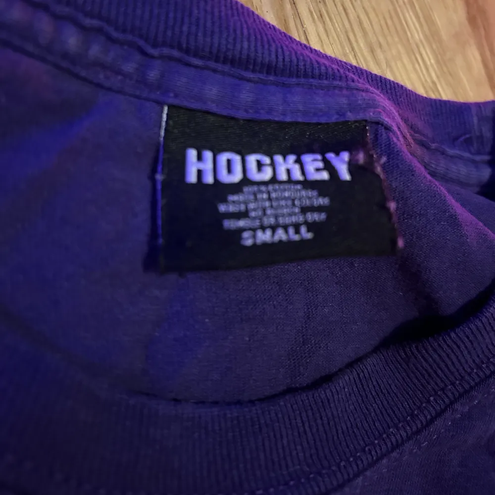 Snygg hockey longsleeve i färgen lila . T-shirts.