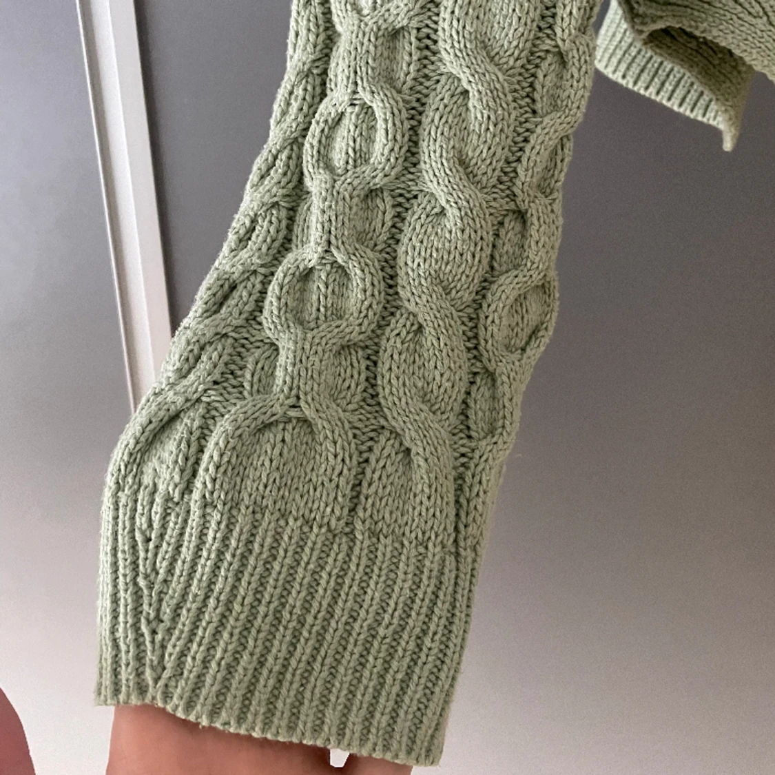 Grön kabelstickad tröja - 90