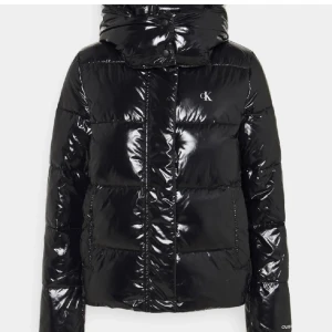 Super snygg Celvin klein jacka❤️ - Väldigt snygg och varm jacka som passar perfekt till vintern när de är så kallt och våren❤️ inga hål eller något och lägger upp för vill se om någon är intresserad på att köpa därför kan man inte trycka köp nu❤️