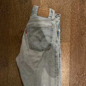 Mid waisted levis jeans i bra skick. Inga fläckar, använda men inte slitna. Uppsprättade nertill!