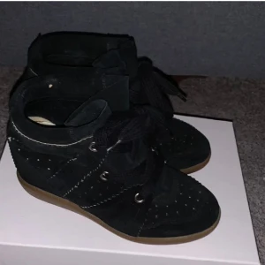 Skor - Säljer mina as snygga skor, använda men i fint skick. Storlek 37. Box, kvitto och dustbag får man med 