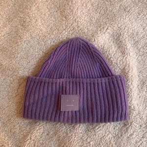 Lila Acnemössa - Lila Acnemössa i princip oanvänd. Som nyköpt i skicket. 