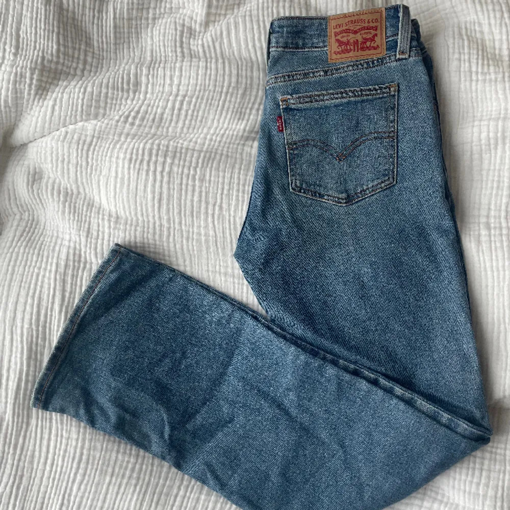 Superlow bootcut jeans  Har använts cirka 5 gånger . Jeans & Byxor.