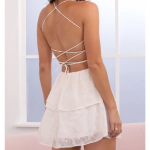 Lucy In The Sky studentklänning!! - Intressekoll på min ÄLSKADE studentklänning! Endast använd på studenten, har absolut inga defekter, funderar på att sälja då den är för liten för min byst (75C) Utöver det älskar jag den:( Köpt för ca 700kr