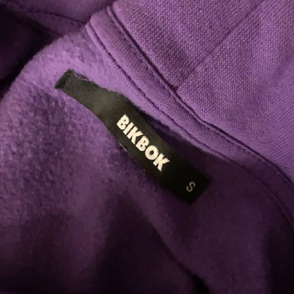 Lila bikbok hoodie som jag köpte på rean för ett år sen. Har bara kommit till användning 2 gånger och är i väldigt bra/ny skick. 💜. Hoodies.