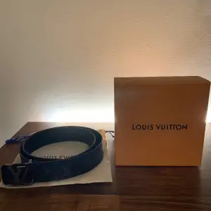 Tjena! Säljer nu detta riktigt feta bältet från Louis Vuitton - Storlek: 90cm - Skick: 9/10 med minimal syn på användning - Allt og medföljer - kvitto finns - hör av er om ni har några frågor eller funderingar!