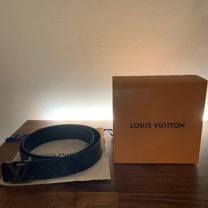 Louis Vuitton Bälte - Tjena! Säljer nu detta riktigt feta bältet från Louis Vuitton - Storlek: 90cm - Skick: 8/10 med minimal syn på användning dock ett extra hål gjort - Allt og medföljer - kvitto finns - hör av er om ni har några frågor eller funderingar!