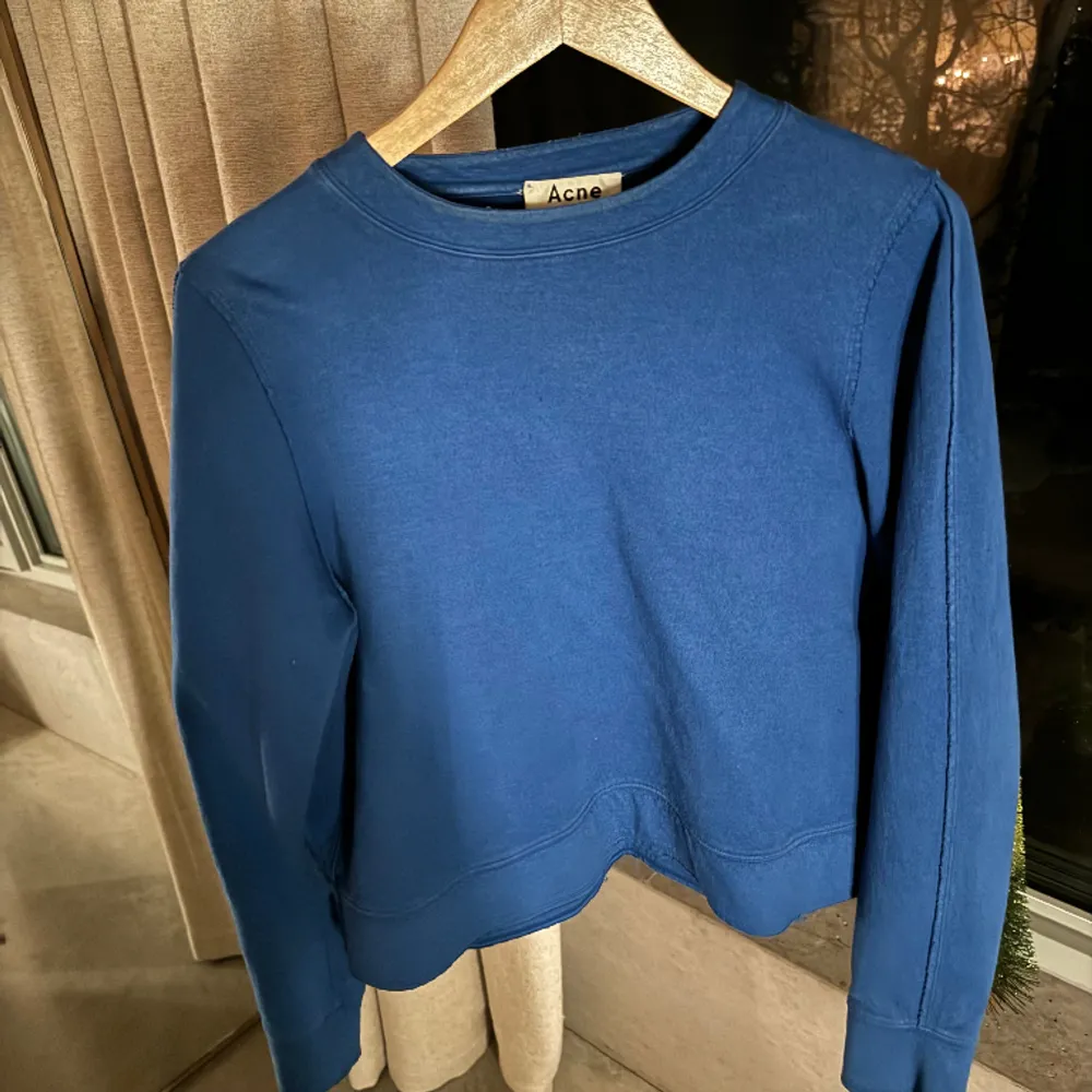Jättefin sweatshirt från Acne Studios i blått som är distressed vid sömmarna (det är alltså en del av designen att den är lite sliten). Tröjor & Koftor.