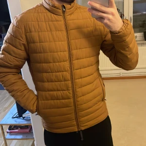 Höstjacka  - Använd ett fåtal gånger pris 150kr  Nypris 600kr 