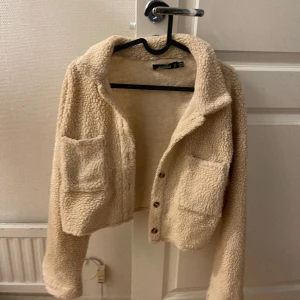 Teddy jacka  - Fin croppad teddy jacka. Använd men fortfarande fin🥰