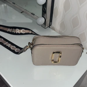 marc jacobs väska - marc jacobs väska i bra skick, bra förvaring och oanvänd. 