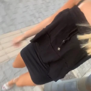 Svart kjol - Säljer denna jättefina svarta kjol som även kan användas som topp!💞