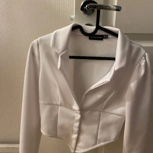 Vit topp - Vit topp med krage och knappar med superfin v ringning💞