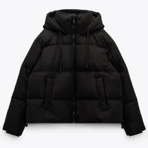 Dunjacka - Dunjacka från Zara, så gott som ny. Supersnygg, bekväm ochvarm. Snygg luva❤️